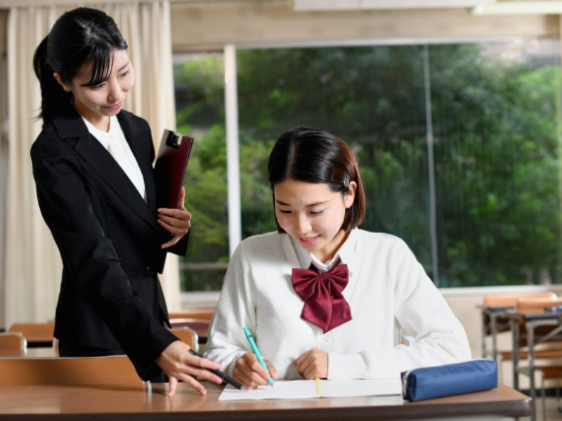 高校生に指導する講師